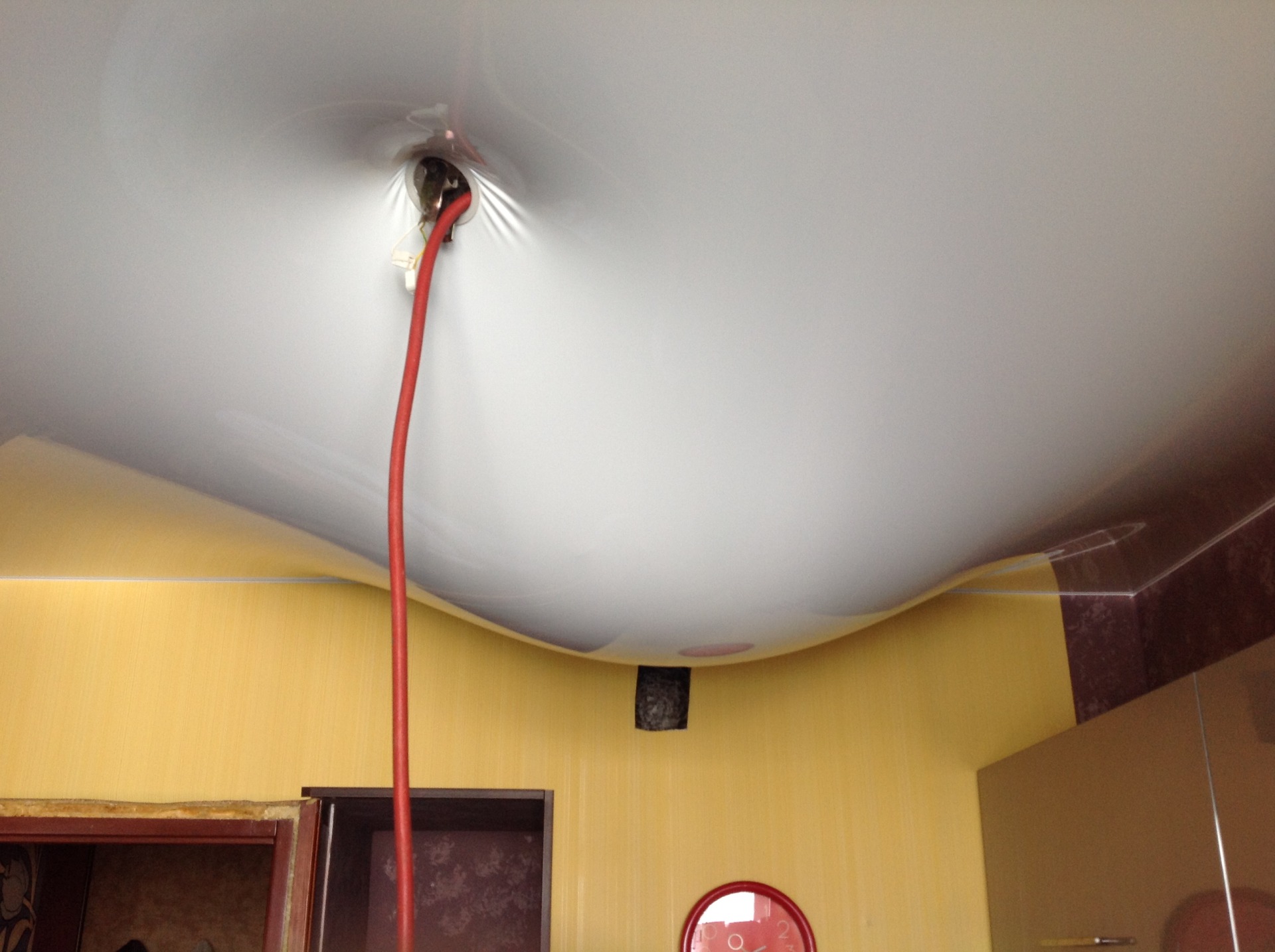 Ремонт натяжного потолка в Армавире - слив воды 
