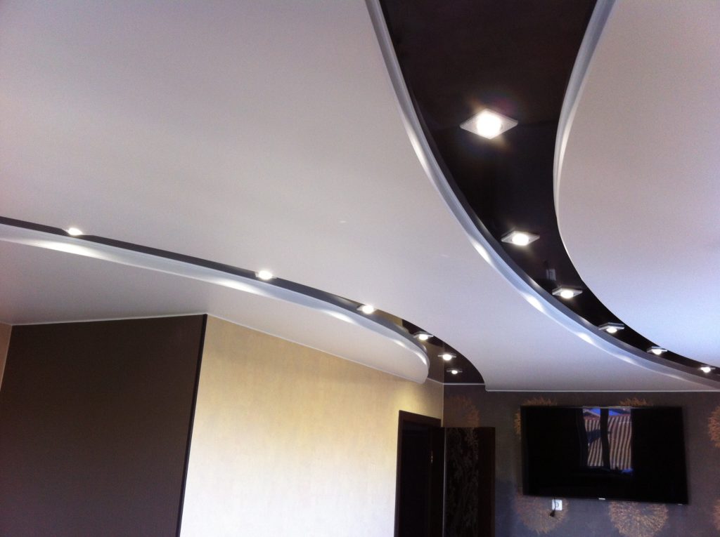 Дизайн натяжного потолка и точечные светильники в Майкопе - фото 