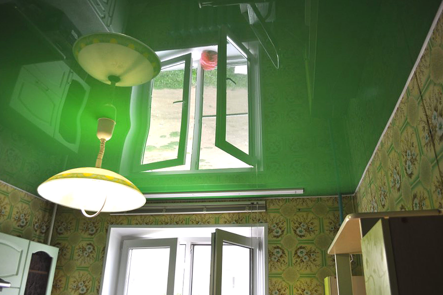 Зеленый натяжной потолок Сочи 