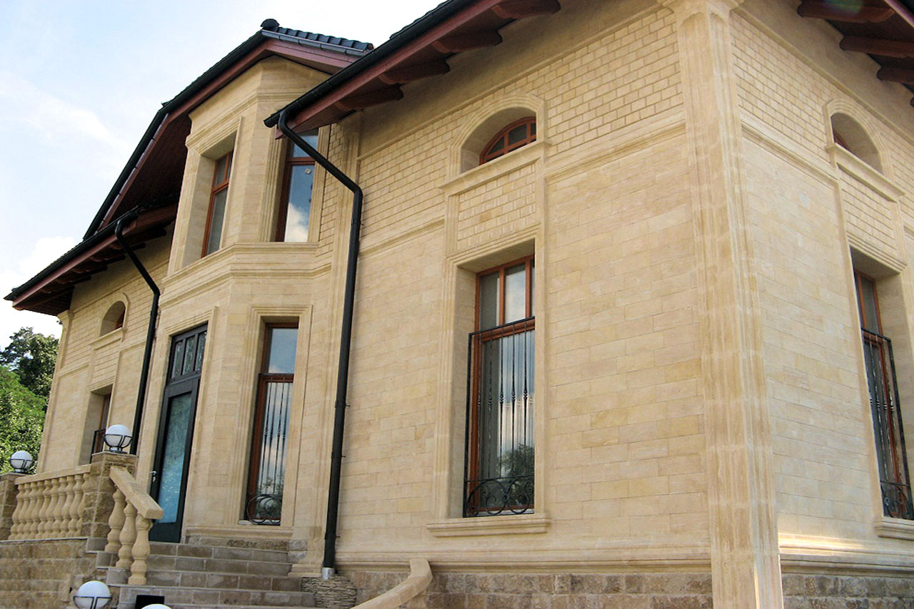 Облицовка фасадов домов плиткой из дагестанского камня-равкушечника 