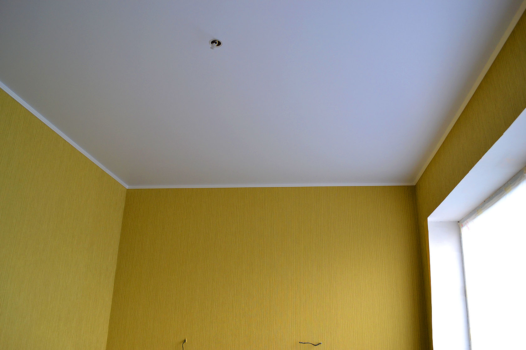 Матовые и сатиновые натяжные потолки и желтые и оранжевые обои с натяжным потолком, фото Майкоп 