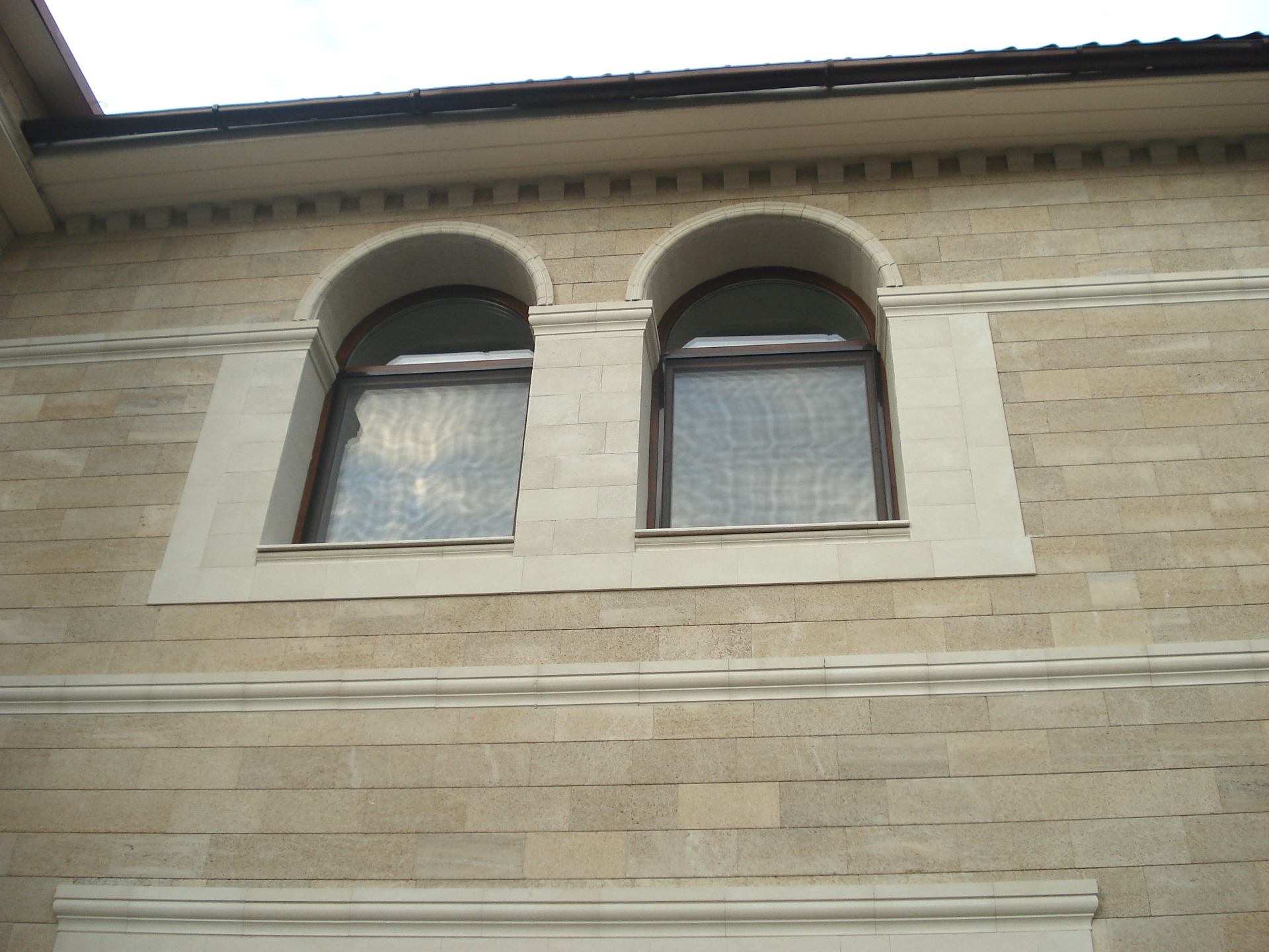Дома и здания облицованные плиткой из каякентского дагестанского камня ракушечника - фото, цены, размеры плитки