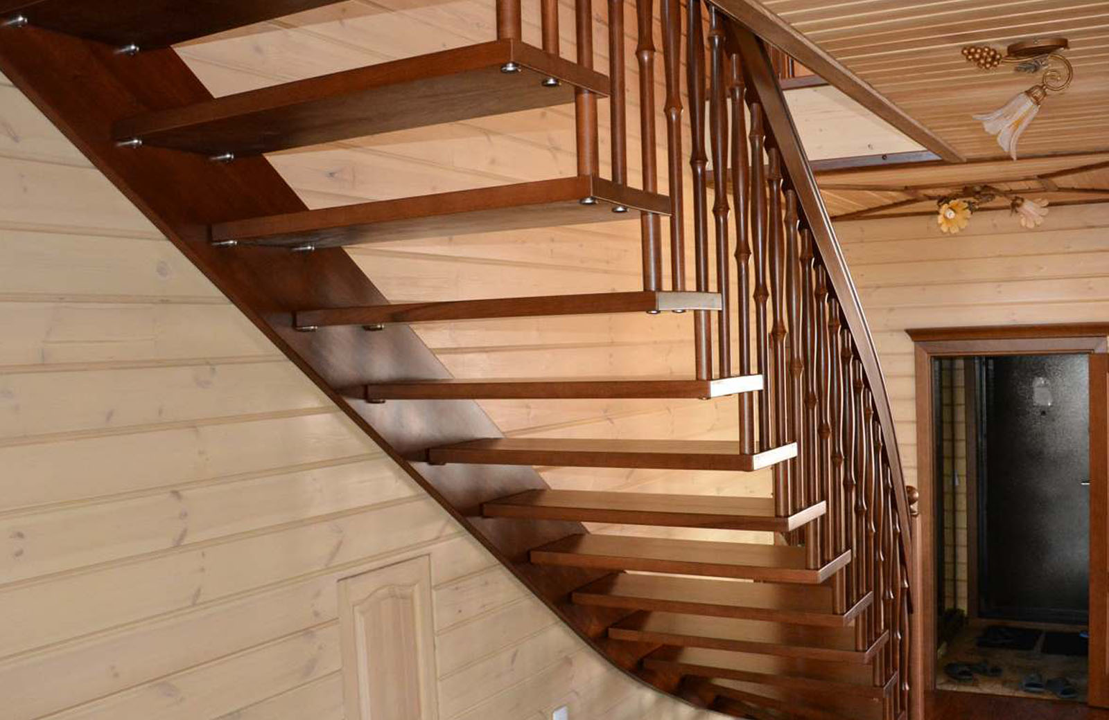 Изготовление лестниц из дерева в городе Кропоткине на заказ 