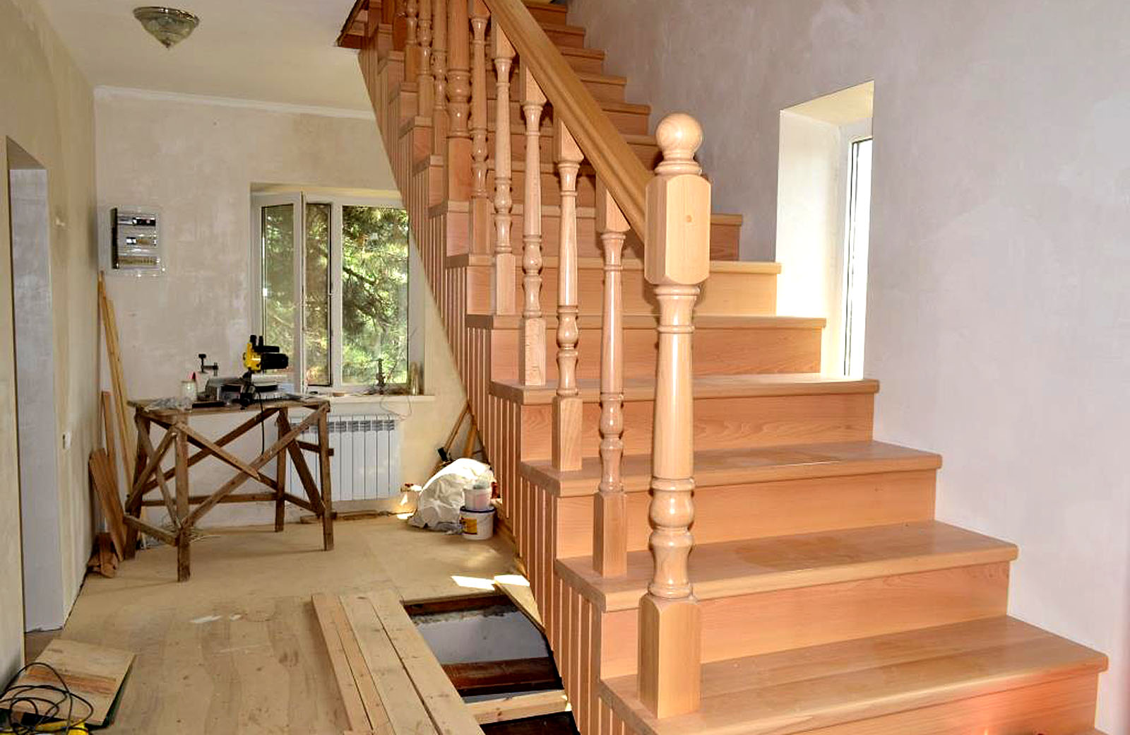 Изготовление деревянных лестниц в Сочи 