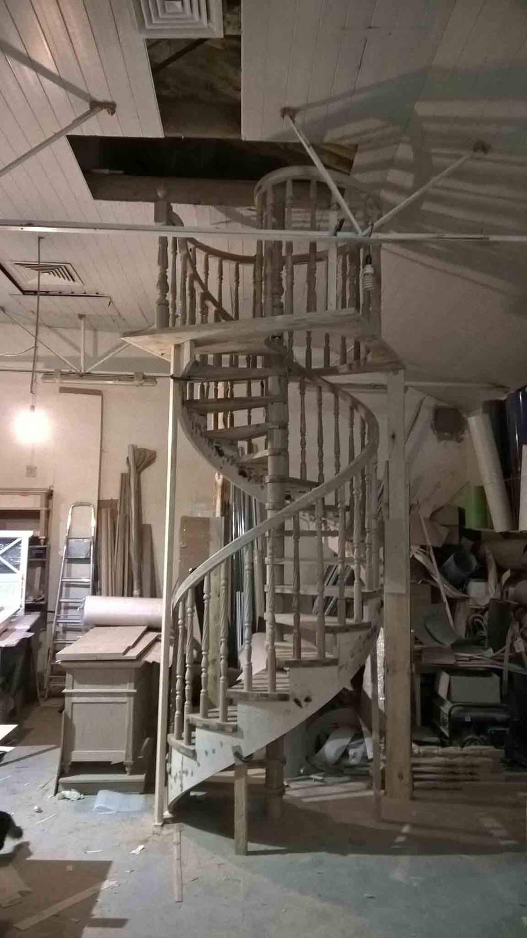 Лестницы из бука сосны дуба каштана ясеня в Сочи - изготовление и монтаж