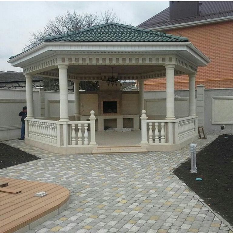 Беседка с мангалом и барбекю в Донецке - отделка камнем Балясины и колонны для беседки из дагестанского камня в Донецке