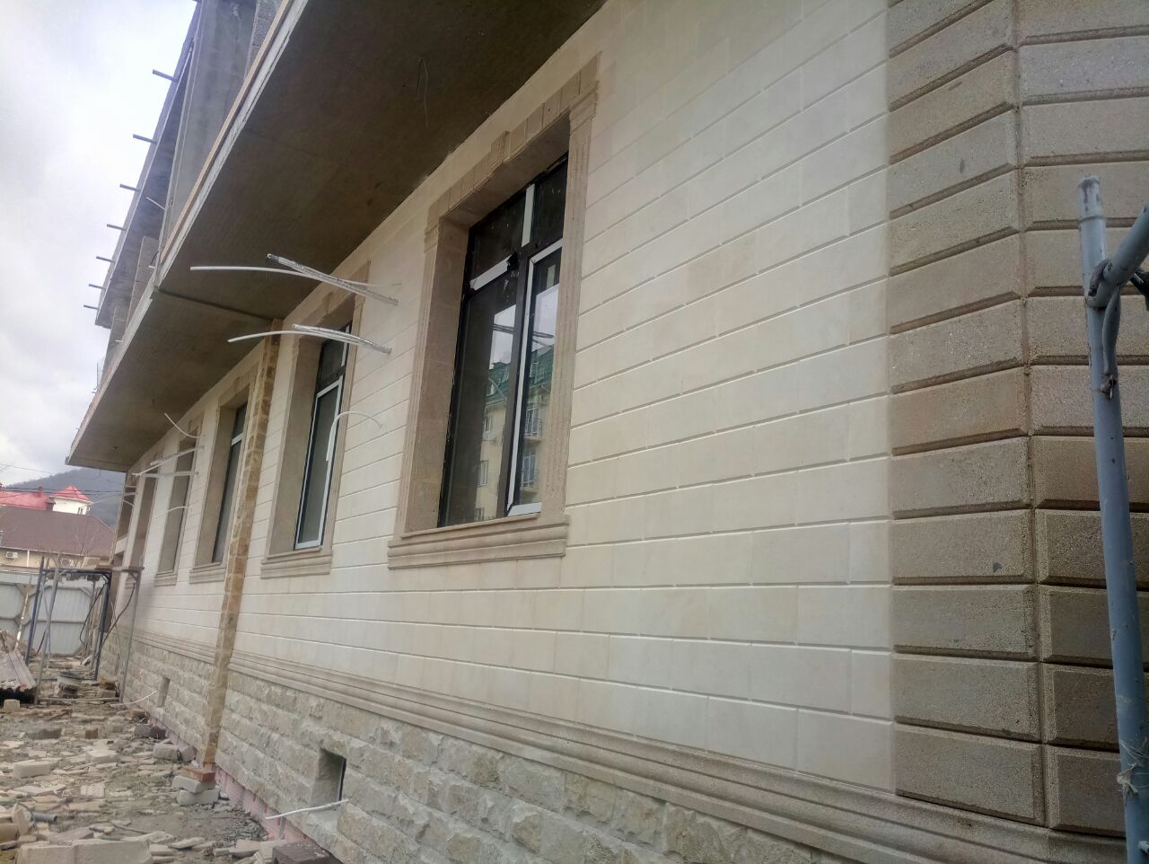 Облицовка фасадов домов плиткой из дагестанского камня в городе Гулькевичи и Кропоткине Краснодарского края