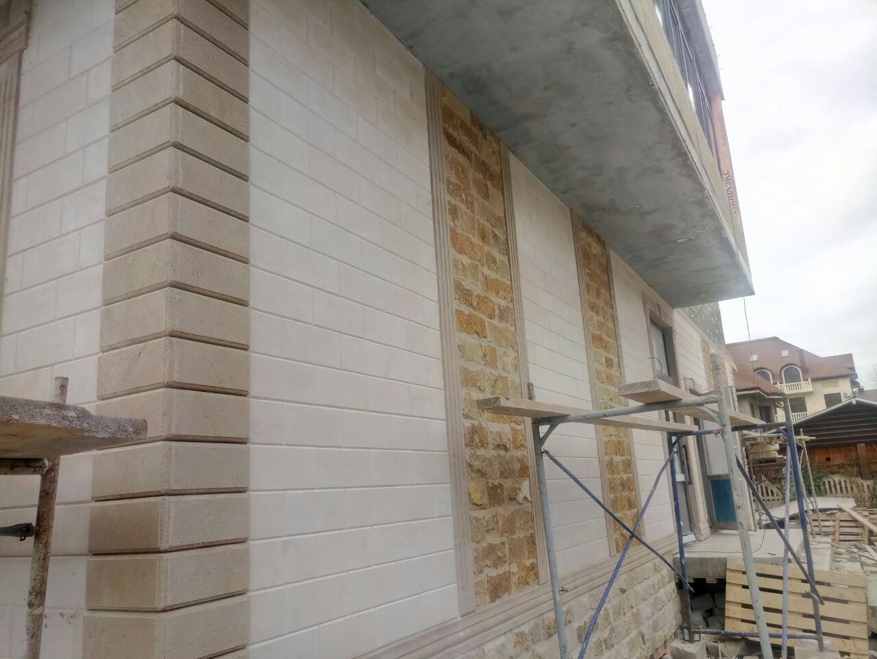 Облицовка фасалов стен и домов под ключ дагестанским камнем-ракушечником и доломитом в городе Армавир - фото, цены