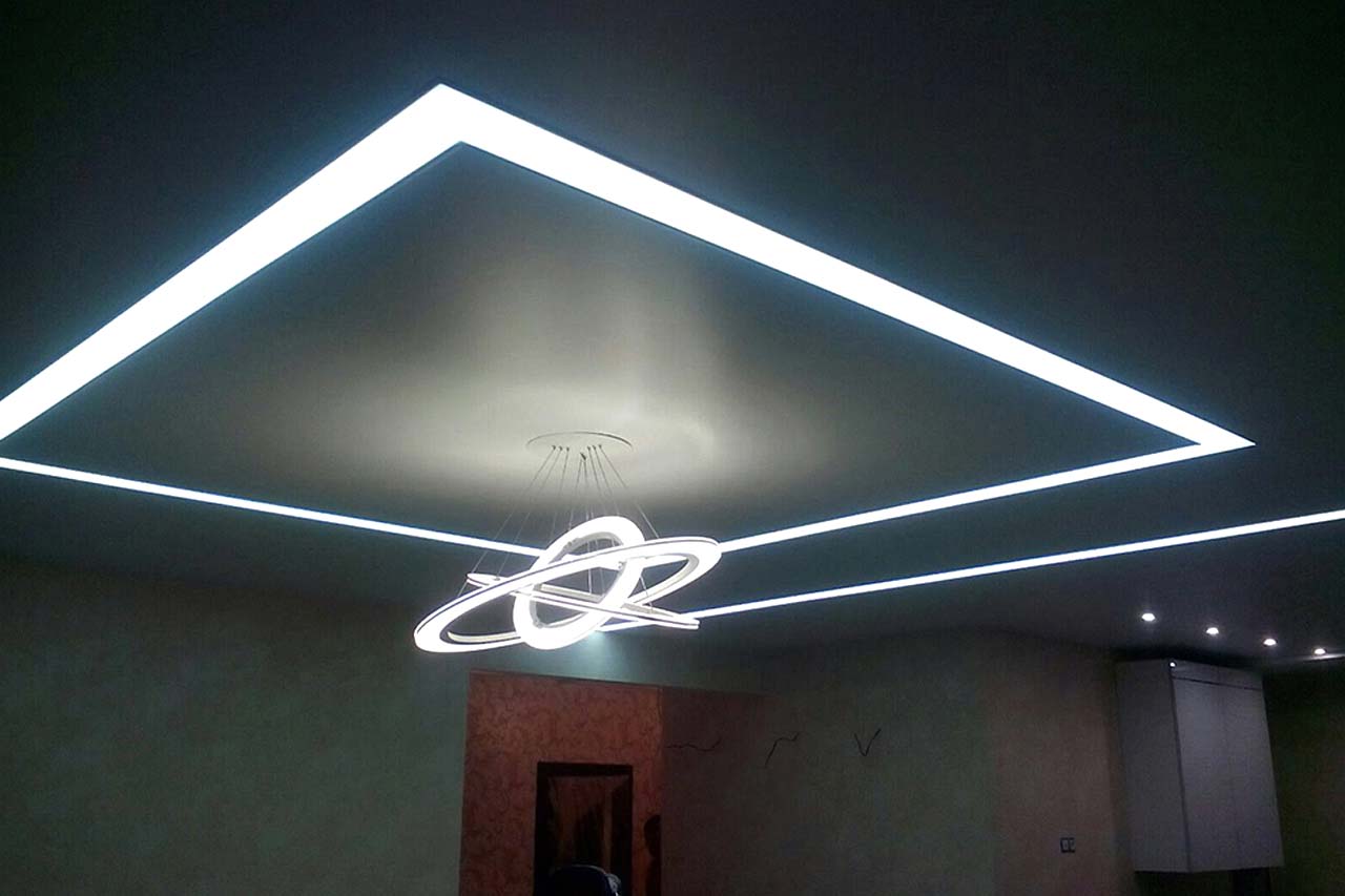Натяжной потолок с световыми LED линиями света в Армавире 