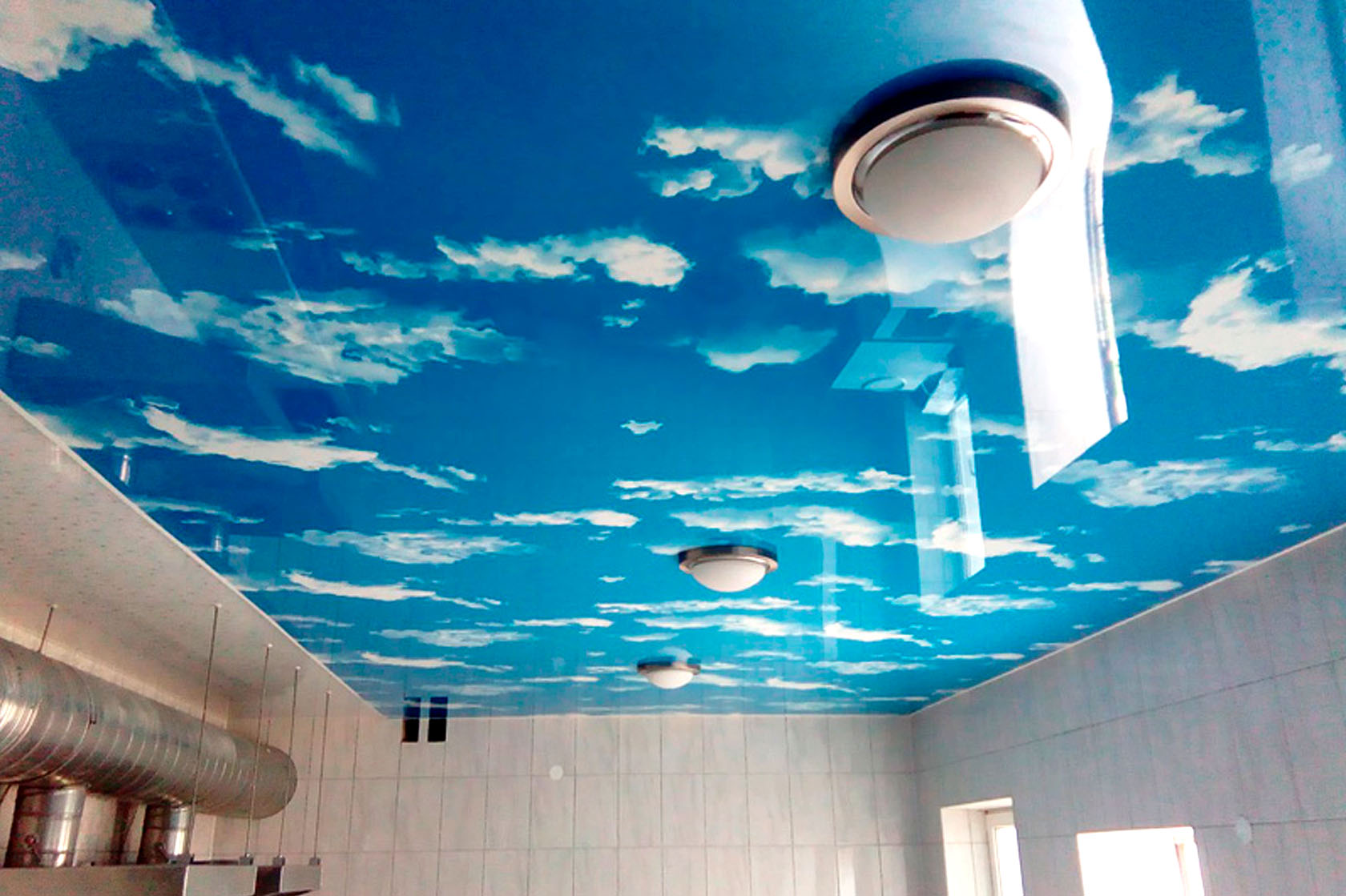 Небо и облака на глянцевом натяжном потолки - сделано в Майкопе 