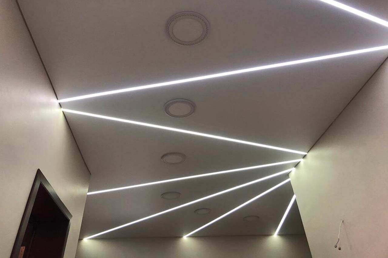 Натяжной потолок со светодиодными линиями фото